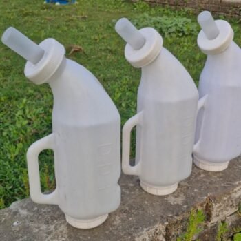 প্রিমিয়াম প্লাস্টিক বোতল ফিডার (Bottle Feeder) – বাছুর/ছাগলের জন্য দুধ খাওয়ানোর ফিডার